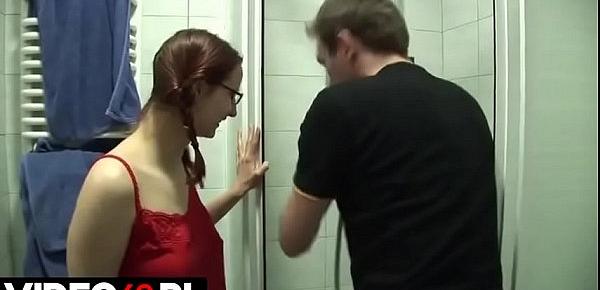  Polskie porno - Hydraulik pierdoli nastoletnią dziewczynę pod prysznicem